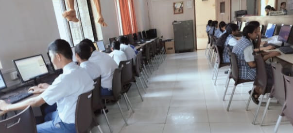 Students using computers in the computer lab